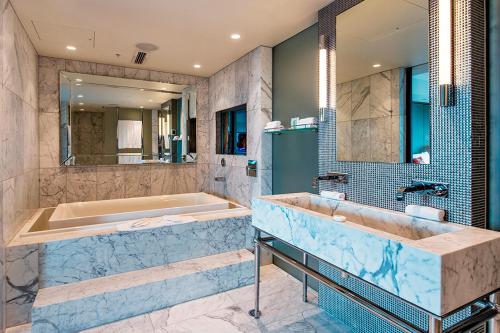 奥克兰The Grand by SkyCity的带浴缸和盥洗盆的浴室
