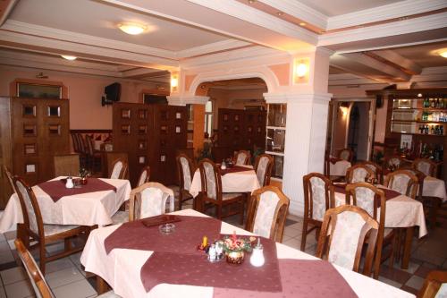 苏博蒂察PBG加尔尼酒店的一间在房间内配有桌椅的餐厅