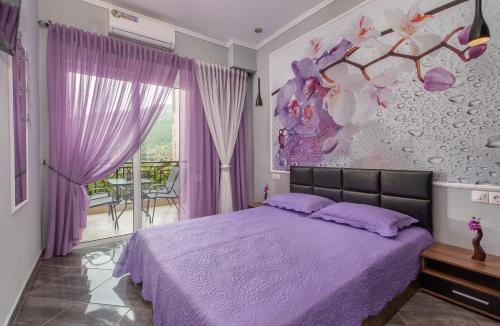 库佛斯港迪奥吉尼斯公寓的一间卧室设有紫色的床和大窗户