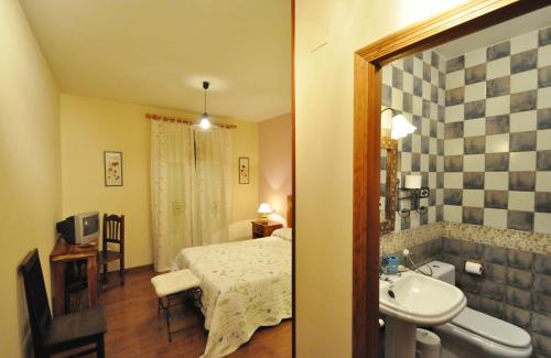 Paramio阿瓜尔列瓦达乡村酒店的一间卧室配有一张床,浴室设有水槽