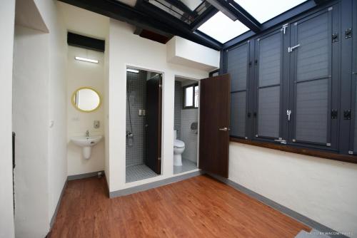 台南瑞斯特背包客栈 的一间带卫生间和水槽的浴室