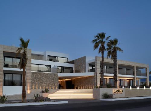 科斯镇兰戈设计酒店及水疗中心 - 仅限成人入住的一座棕榈树建筑