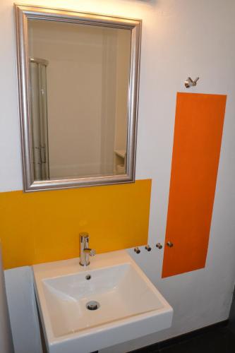 卡斯拉诺Mansarda Caslano的一间带水槽和镜子的浴室