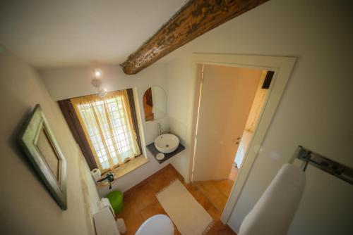 Farigliano拉堪迪纳农场酒店的一间带卫生间和窗户的小浴室