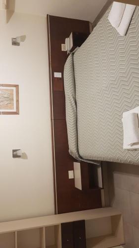 马德普拉塔科姆波斯特拉酒店的酒店客房,配有床和镜子