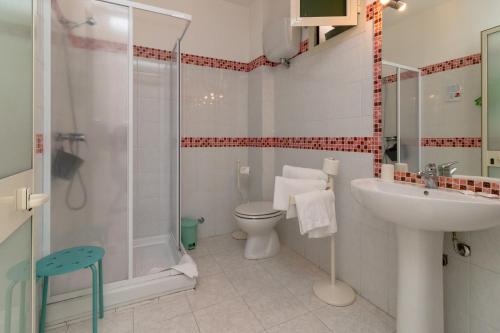 奥尔贝泰洛迷你酒店的带淋浴、卫生间和盥洗盆的浴室