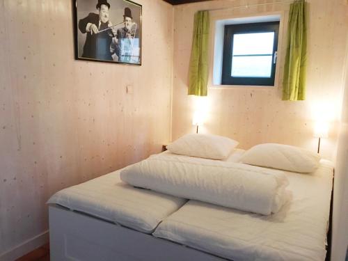 斯塔沃洛Huisje in Stavelot的一张床上有两个枕头的房间
