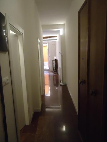 博洛尼亚A Casa di Filo的一条空的走廊,走廊通往一个房间