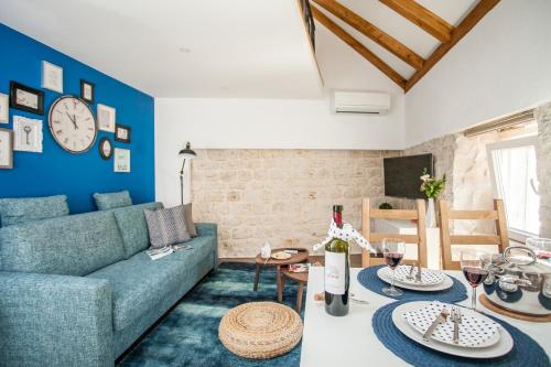 特罗吉尔Villa Lucia的客厅配有蓝色的沙发和桌子
