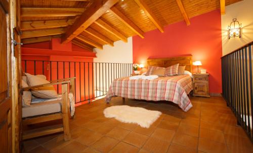PiñuécarEl Bulín de Piñuecar的一间卧室设有一张床和红色的墙壁