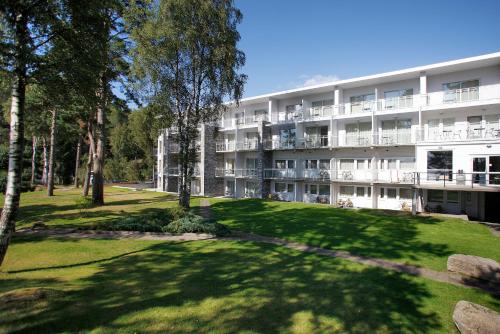 灵达尔罗斯峡湾斯特朗酒店的公寓大楼前面设有草坪