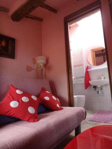 马萨The Four Angels的一间卧室配有一张带红色枕头和水槽的床