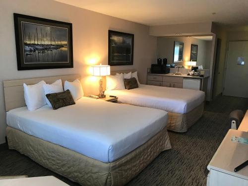 沃伦顿沃伦顿西尔洛套房旅馆的酒店客房配有两张床和一张书桌