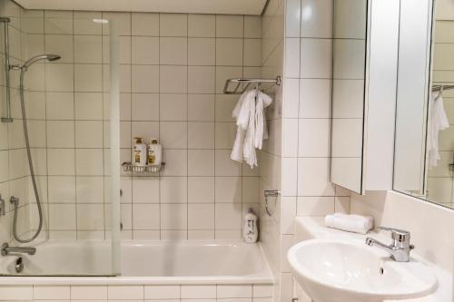 奥克兰Picture Perfect Hotel Living的带淋浴、盥洗盆和浴缸的浴室