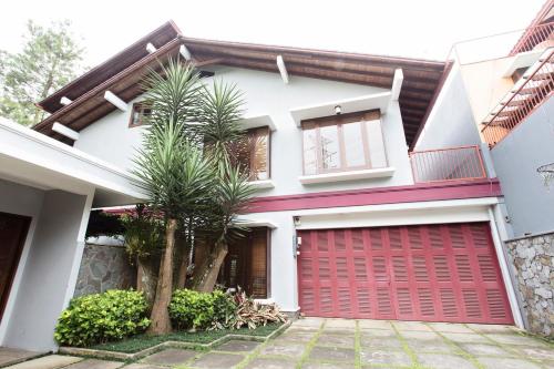 万隆Rumah Pelita near Lembang FREE WIFI - Villa Lantera的红色车库门的房子