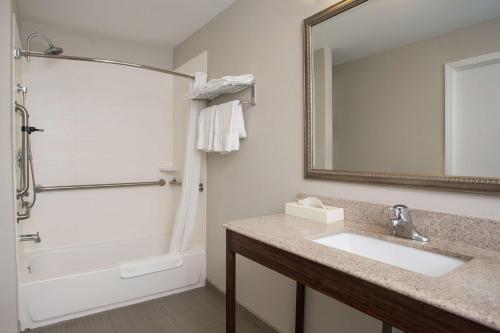 约克约克贝斯特韦斯特酒店的一间带水槽、淋浴和镜子的浴室