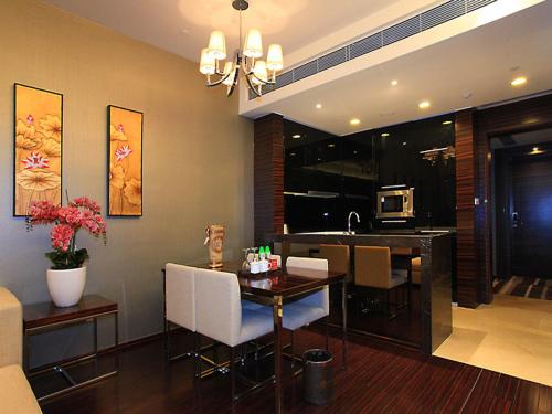广州HeeFun Apartment GZ -Poly World Trading Center-walking distance to Canton Fair的用餐室以及带桌椅的厨房。