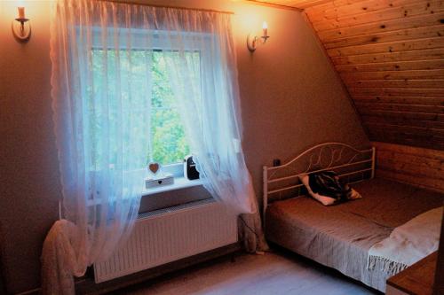 Uroczy domek do wynajęcia w Bogaczewie nad jeziorem Narie客房内的一张或多张床位
