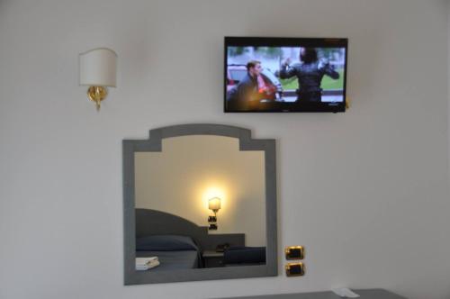 赞布隆内思科格利奥德尔塞拉利昂酒店的墙上有电视的镜子