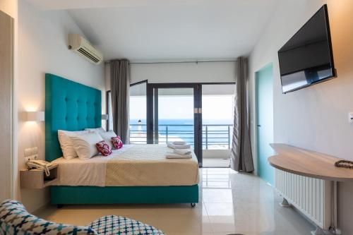 罗希姆诺罗希姆诺山丘公寓式酒店的一间卧室设有一张床,享有海景