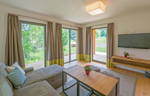 魏森湖Das Leonhard - Naturparkhotel am Weissensee的带沙发和电视的客厅