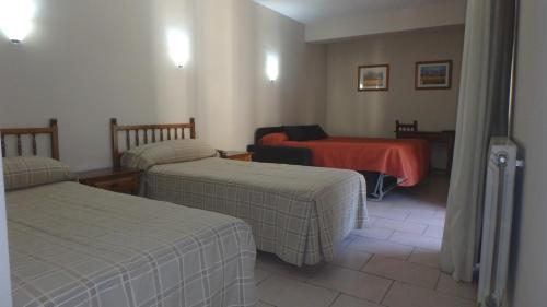 阿林萨尔夏勒特贝索里酒店的一间设有两张床和红色毯子的房间