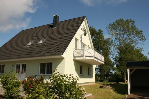 卡尔斯哈根Fewo Wiesenblick_MEYH的黑色屋顶的白色房子