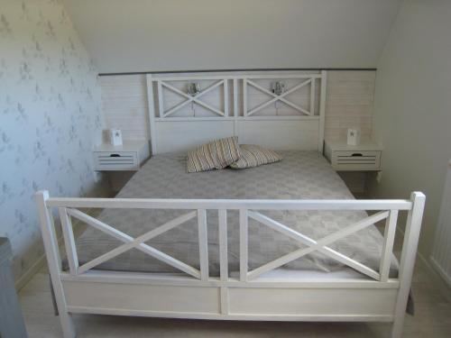 FegenStixered Fegen的一间卧室配有白色床和2个床头柜