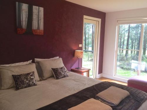 贝利Haven Hideaway的一间卧室设有一张大床和一个窗户。