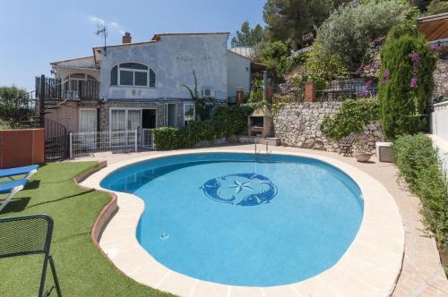 AdorPedraviva的一座大蓝色游泳池,位于房子前