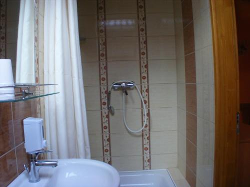 埃格尔Napfény Apartmanház的带淋浴、水槽和卫生间的浴室
