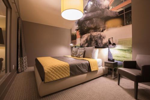 三河城Kinipi Spa Nordique & Hebergement的一间卧室配有一张壁画床