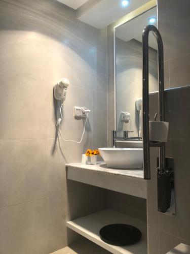 哈马马特哈马马特酒店的一间带水槽和镜子的浴室