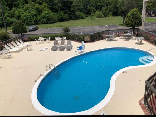 孟菲斯Motel 6-Memphis, TN - East的一个带桌椅的大型游泳池