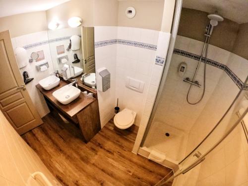 圣拉里苏朗阿奇斯酒店的一间带两个盥洗盆和淋浴的浴室