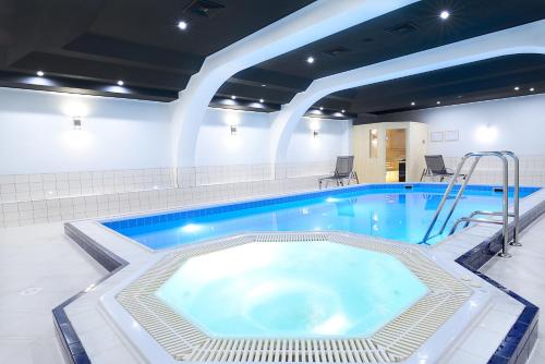 弗罗茨瓦夫Qubus酒店的大楼内带热水浴池的大型游泳池