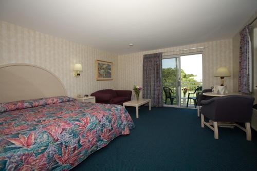 韦斯特利Winnapaug Inn的酒店客房设有一张床和一个阳台。