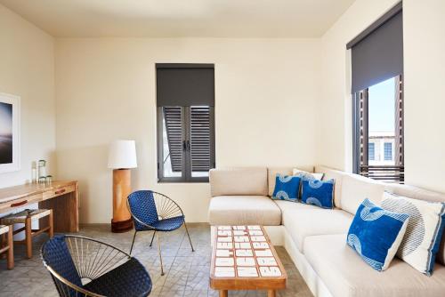 托多斯桑托斯Hotel San Cristobal Adults 15+的客厅配有沙发、椅子和桌子