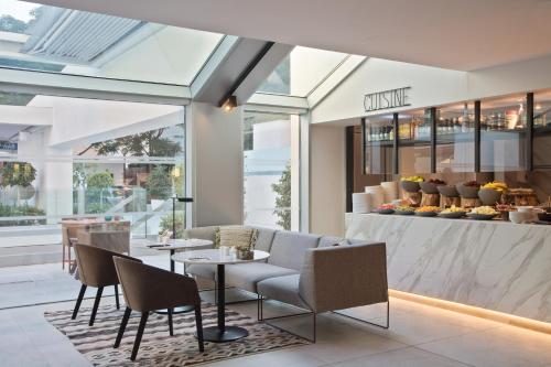 马略卡岛帕尔马INNSiDE by Meliá Palma Bosque的一间带桌椅的餐厅和一间用餐室