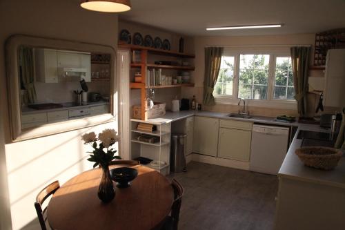 巴斯Spacious home in Bath, nature and city!的厨房配有木桌和桌子,还设有用餐室。