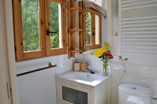 La VegaCasona de La Vega的一间带水槽和卫生间的浴室以及窗户。
