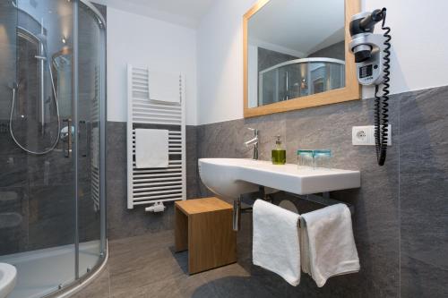 布鲁尼科Garni Bachlerhof的一间带水槽和淋浴的浴室