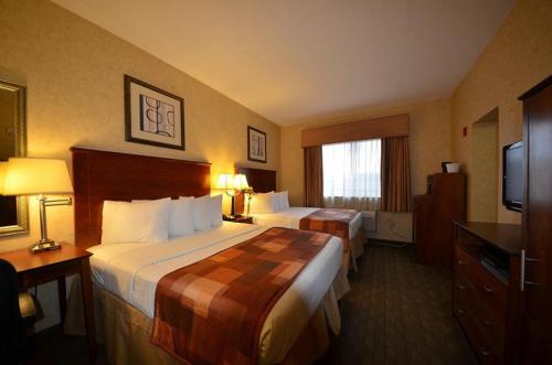 布朗克斯谢里登酒店的酒店客房设有两张床和电视。