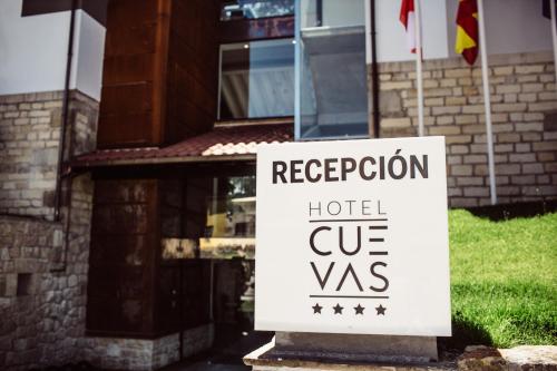 桑提亚纳德玛Hotel Cuevas - Adults Only的房屋前的标志,有旅馆门