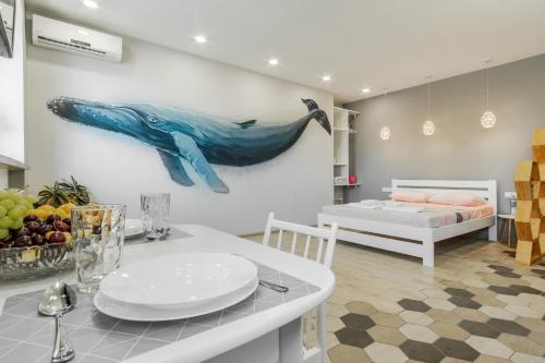 敖德萨VIP apartment Blue Whale的厨房的墙上挂有鲸鱼画