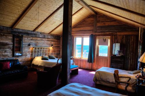 北圣罗斯Auberge Cap au Leste的小木屋内一间卧室,配有两张床