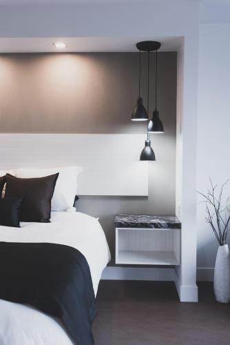 Ville-MarieLes suites de la chocolaterie的一间卧室配有一张床和两个吊灯