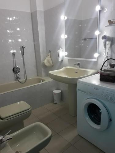 萨尔扎纳Aliso'的一间带洗衣机和水槽的浴室