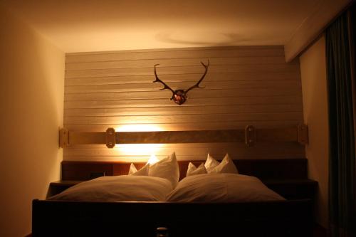 鲁波尔丁DEVA Hotel-Restaurant Fischerwirt inklusive Chiemgau Card的一张带床头板的床,上面有蚂蚁