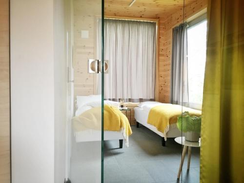 特罗姆瑟特罗姆瑟城市公寓的一间卧室设有两张床和窗户。